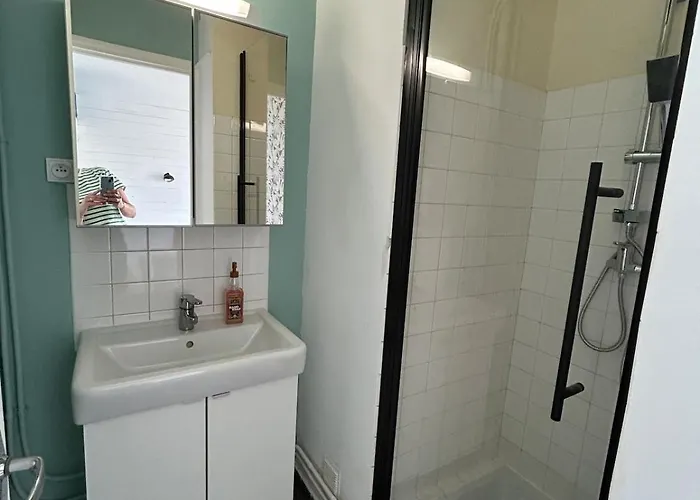 Lumineux A 2 Pas De La Rue De La *